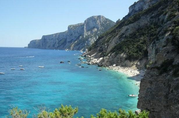 Baunei, sub disperso: ricerche senza sosta lungo tutta la costa