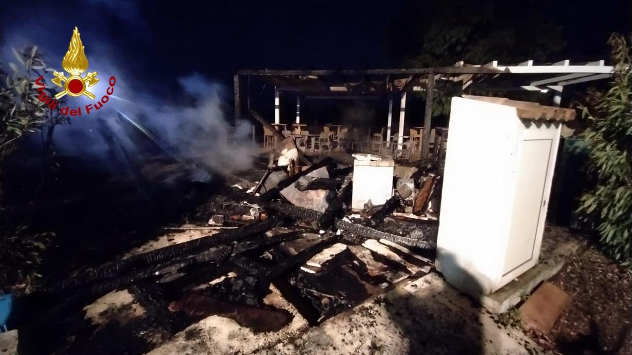Il chiosco di un ristorante distrutto dal fuoco