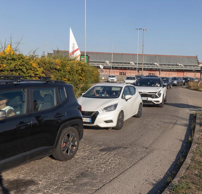 Via Emilia chiusa, traffico in tilt: auto e tir incolonnati fino al casello di Modena Nord