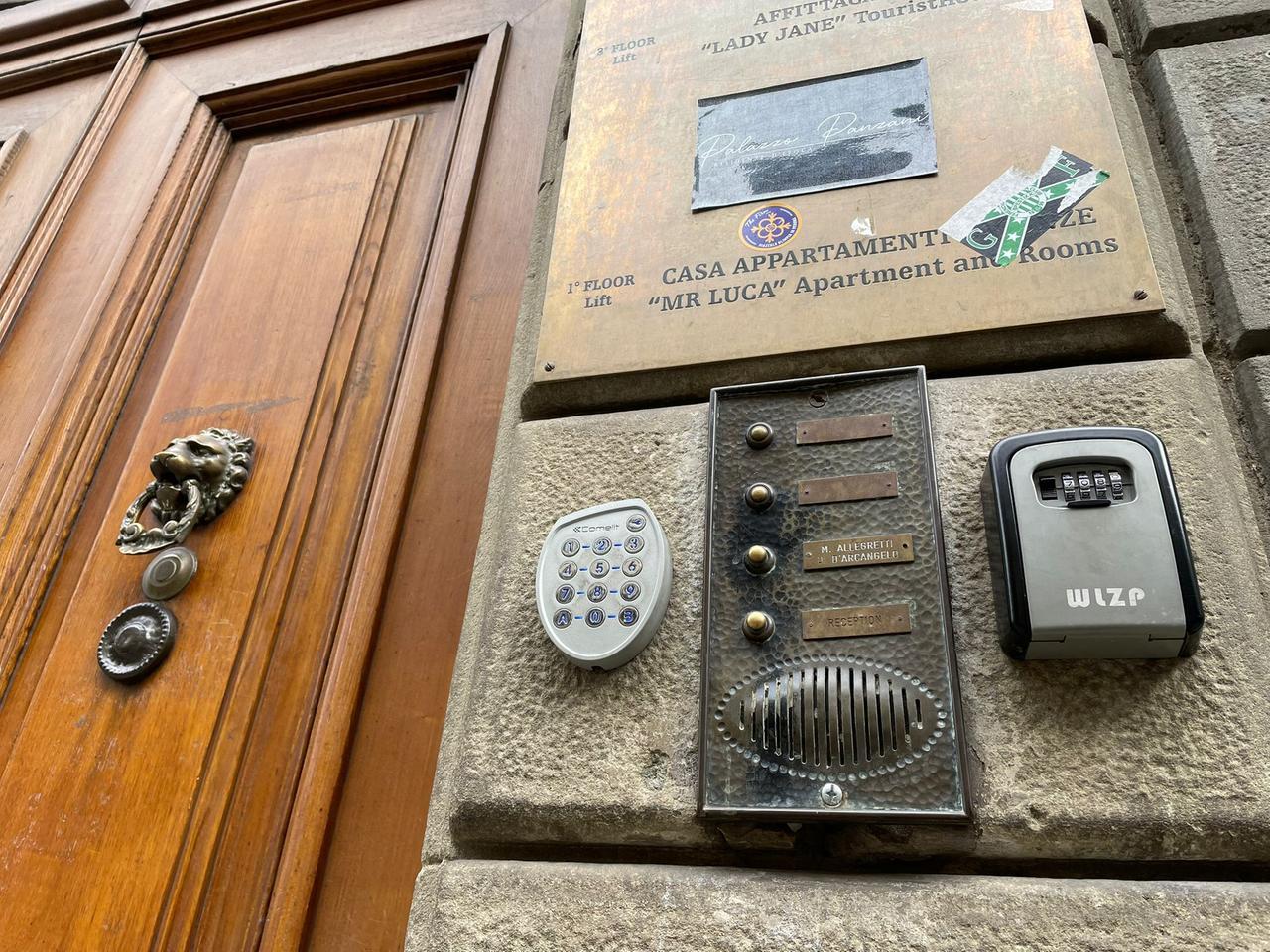 
	Una keybox che consente l'accesso agli appartamenti

