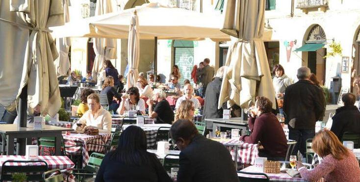 Lucca, agenti in borghese multano un locale per “buttadentro”. Il ristoratore: «Ha solo salutato»