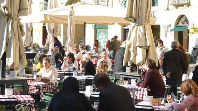 Lucca, agenti in borghese multano un locale per “buttadentro”. Il ristoratore: «Ha solo salutato»