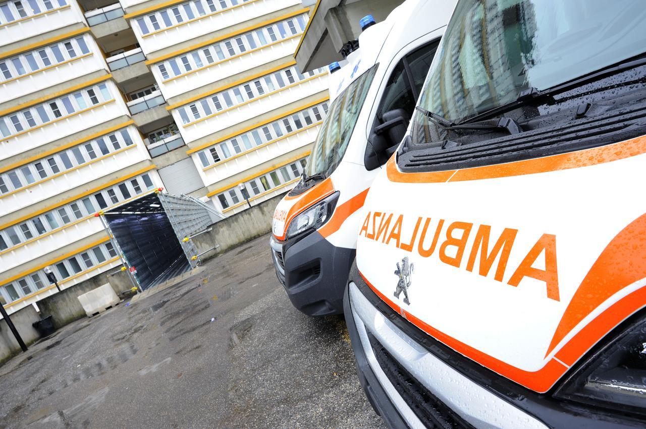 Dramma in vacanza, bambino scappa di casa e ha un malore in auto: è grave