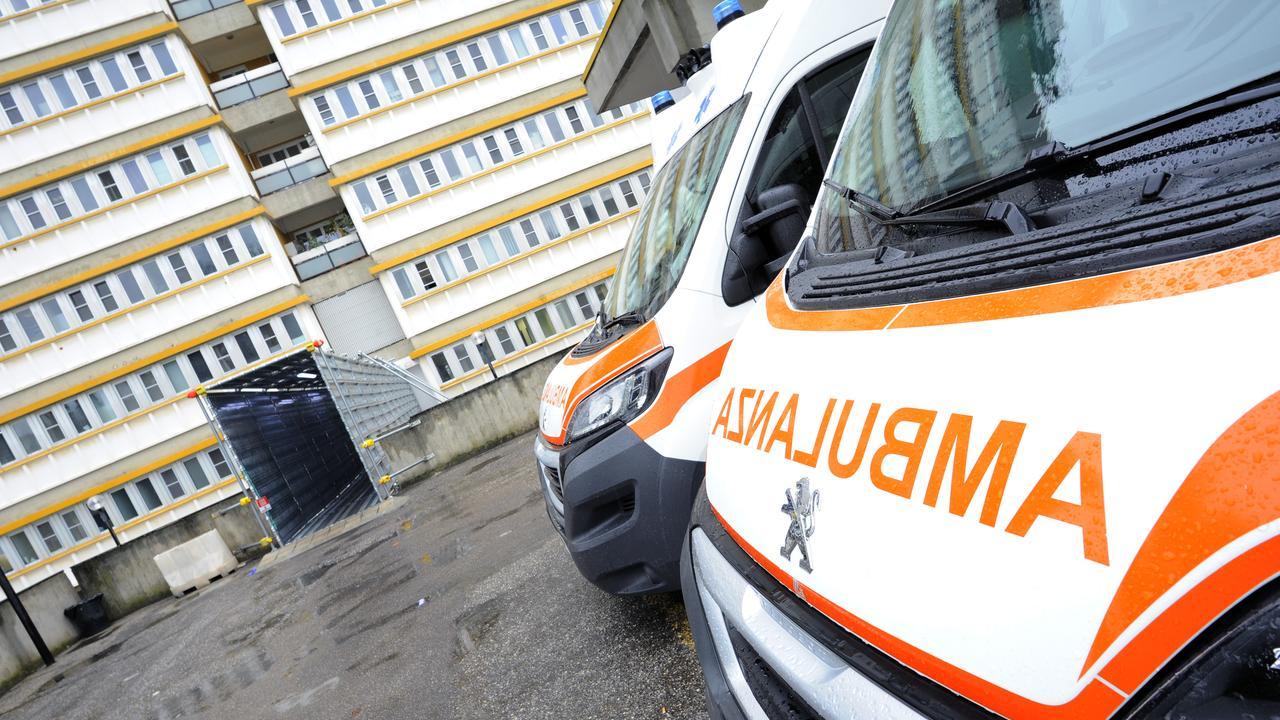 Dramma in vacanza, bambino scappa di casa e ha un malore in auto: è grave
