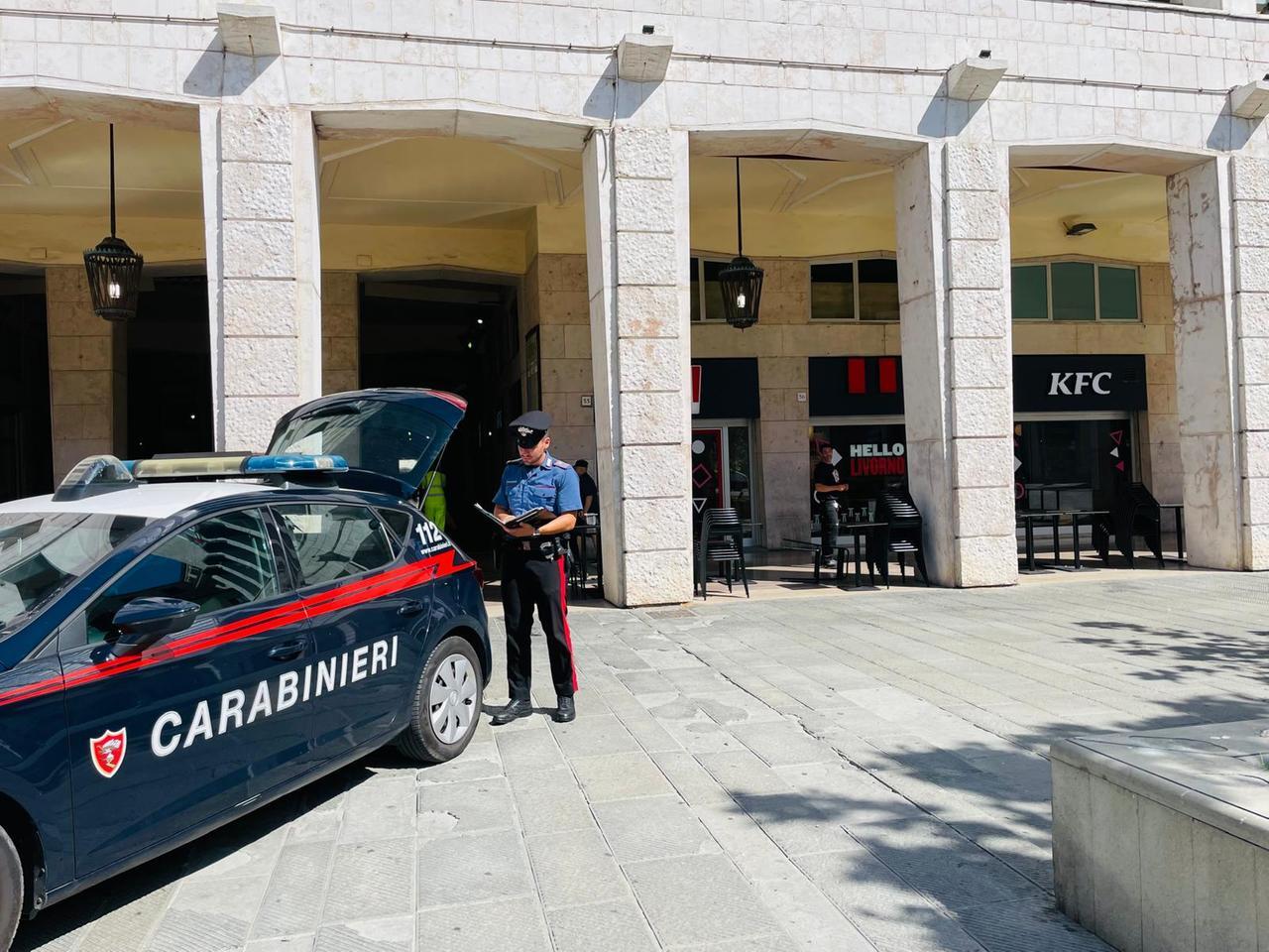 
	Una pattuglia dei carabinieri in piazza Grande (foto d'archivio)

