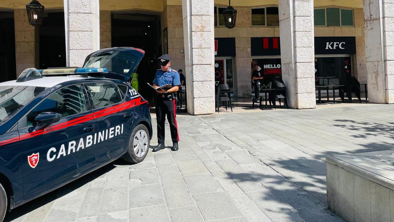 Una pattuglia dei carabinieri in piazza Grande (foto d'archivio)