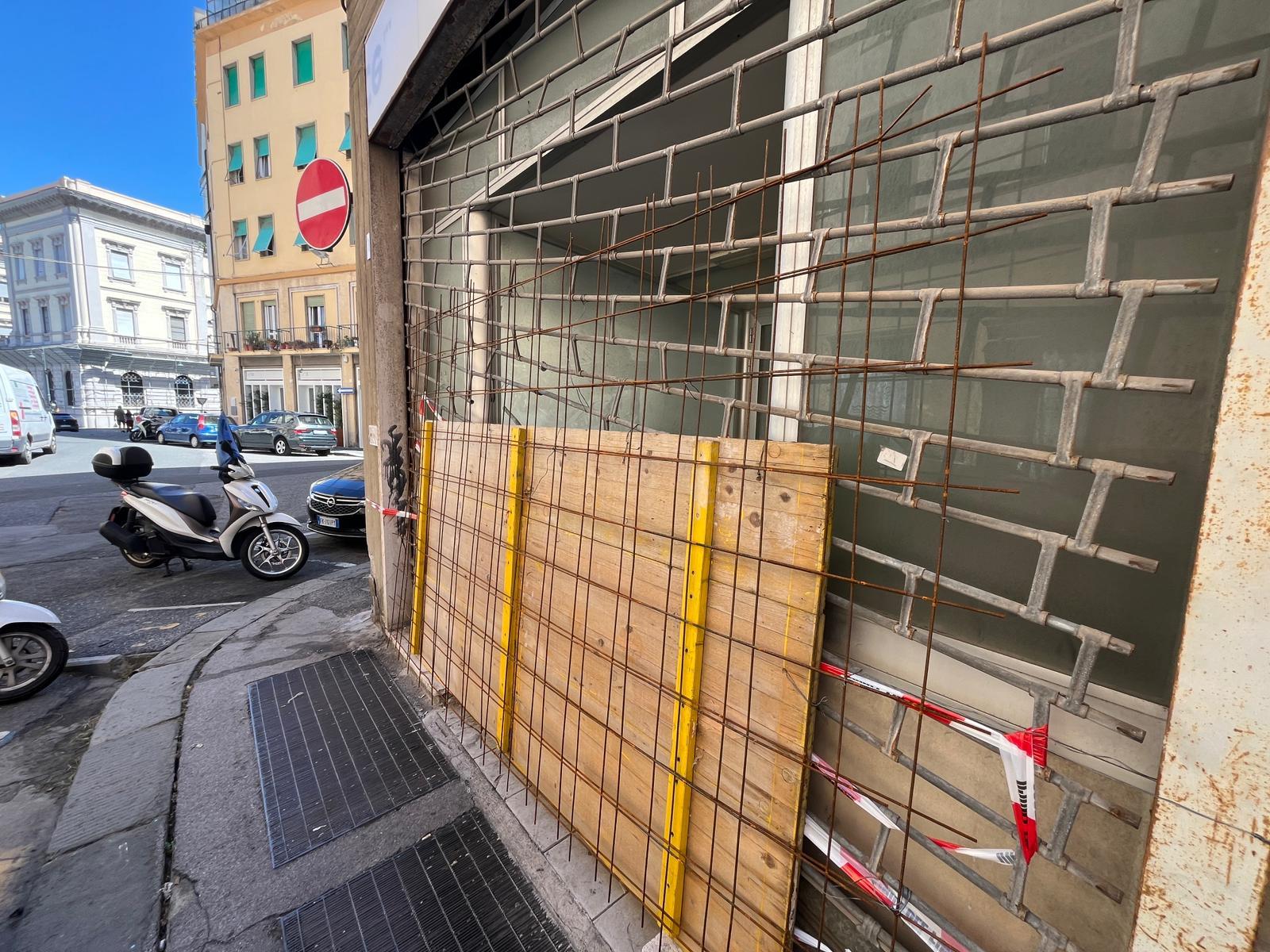 La grata posizionata all'ingresso del fondo di via Sansoni dopo l'esplosione e l'aut aut del prefetto (foto Stick)