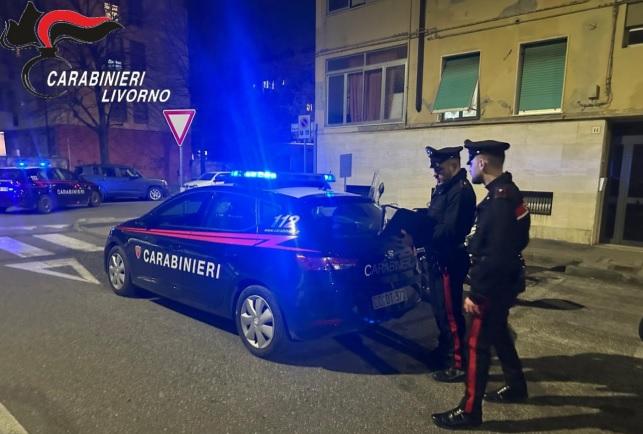 Due carabinieri di pattuglia (foto d'archivio)