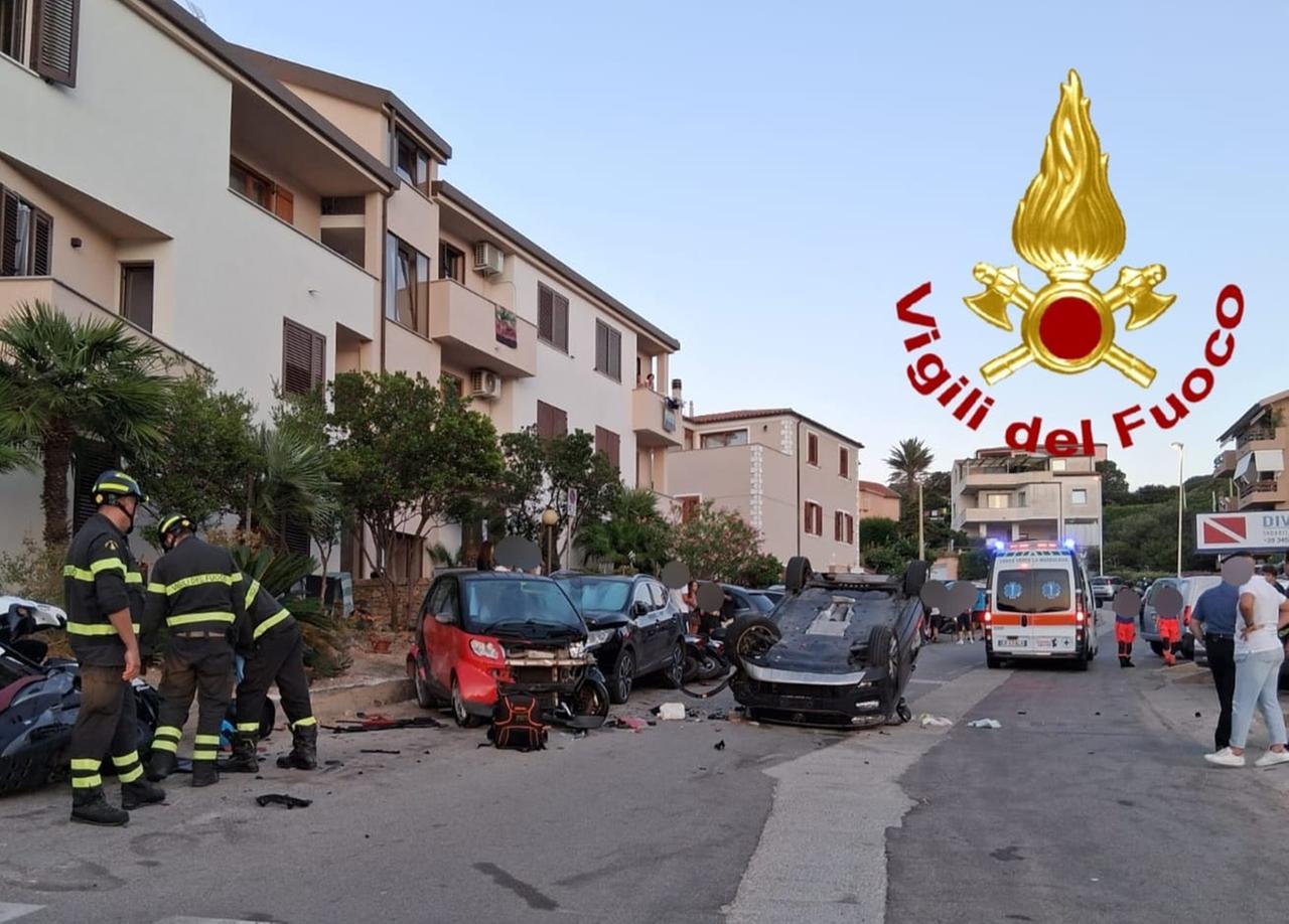 Carambola con l’auto e si schianta su macchine e moto parcheggiate