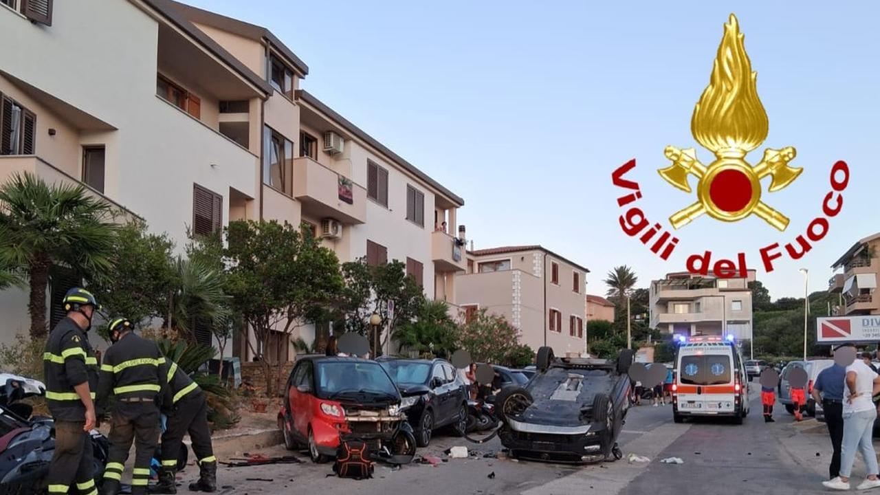 Carambola con l’auto e si schianta su macchine e moto parcheggiate