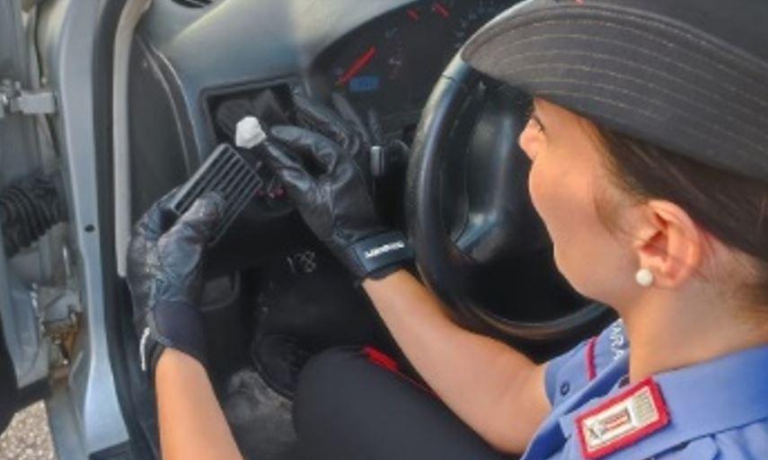 Cocaina nascosta nella presa d’aria dell’auto, arrestato spacciatore a Mesola