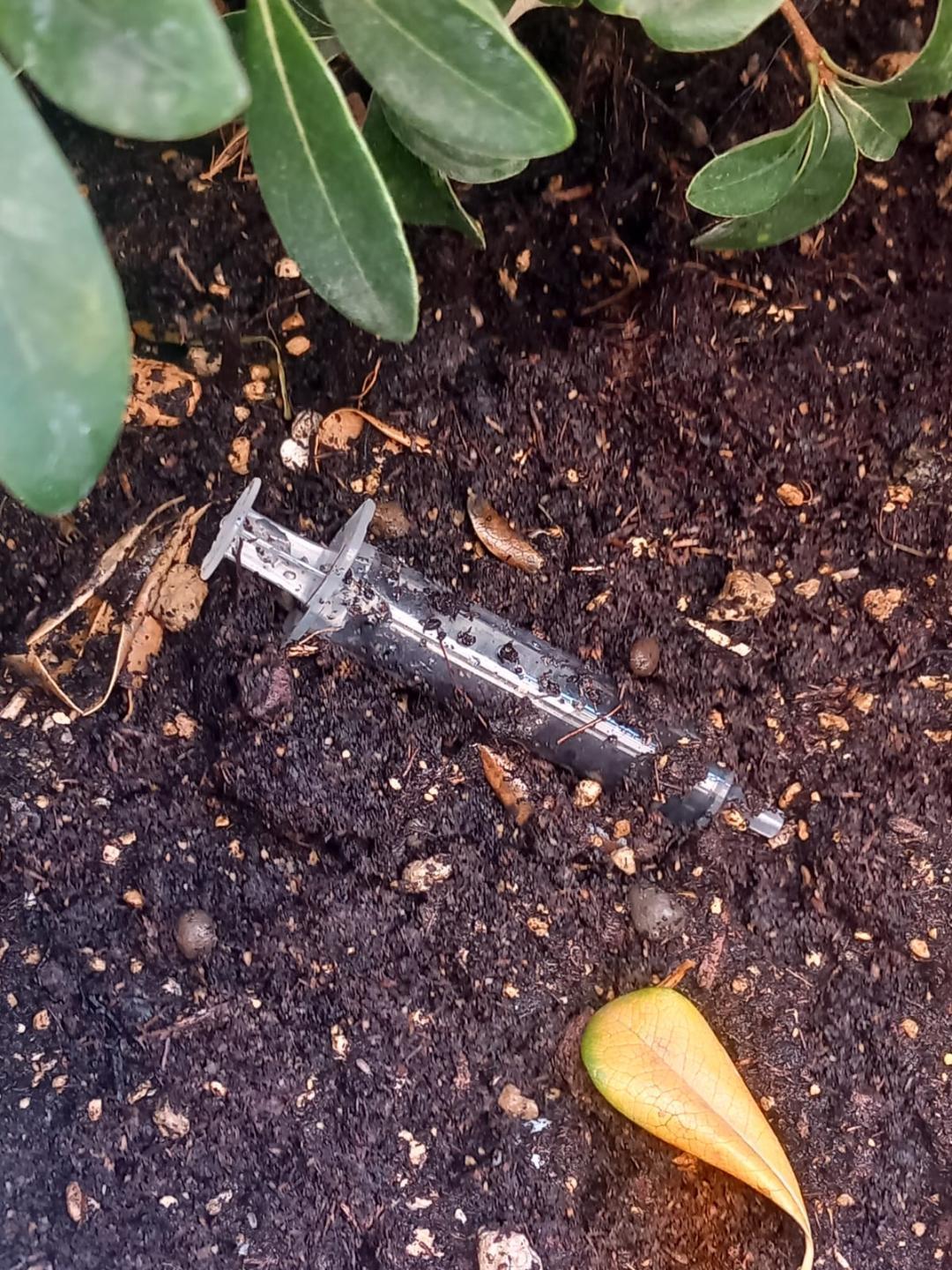 Una siringa ritrovata in via Emilia San Pietro