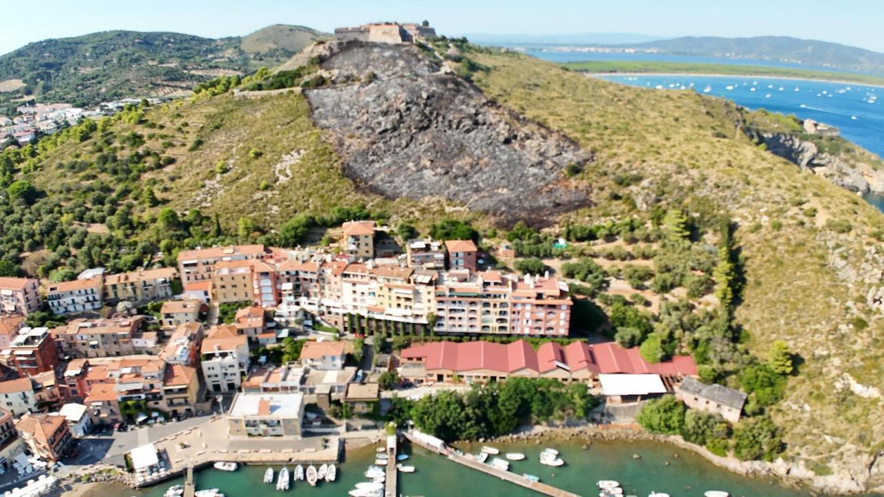 
	I danni provocati dalle fiamme (foto Giacomo Fois)

