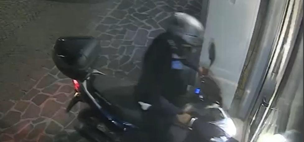 Il ladro in scooter forse non è solo: si cerca una banda