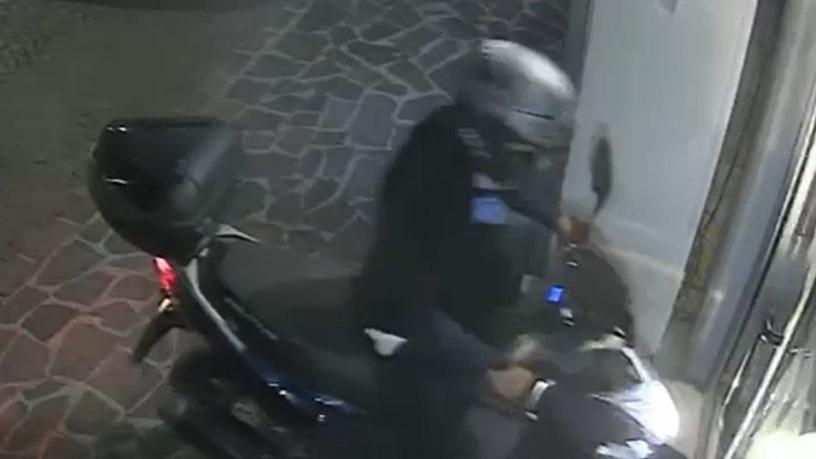 Il ladro in scooter forse non è solo: si cerca una banda