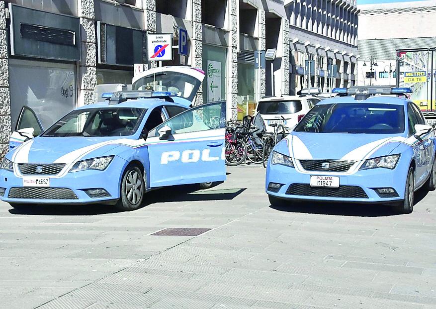 Livorno, strappano la collana e gli orecchini a una donna di 70 anni e scappano