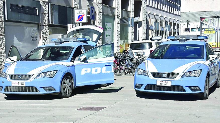 Livorno, strappano la collana e gli orecchini a una donna di 70 anni e scappano