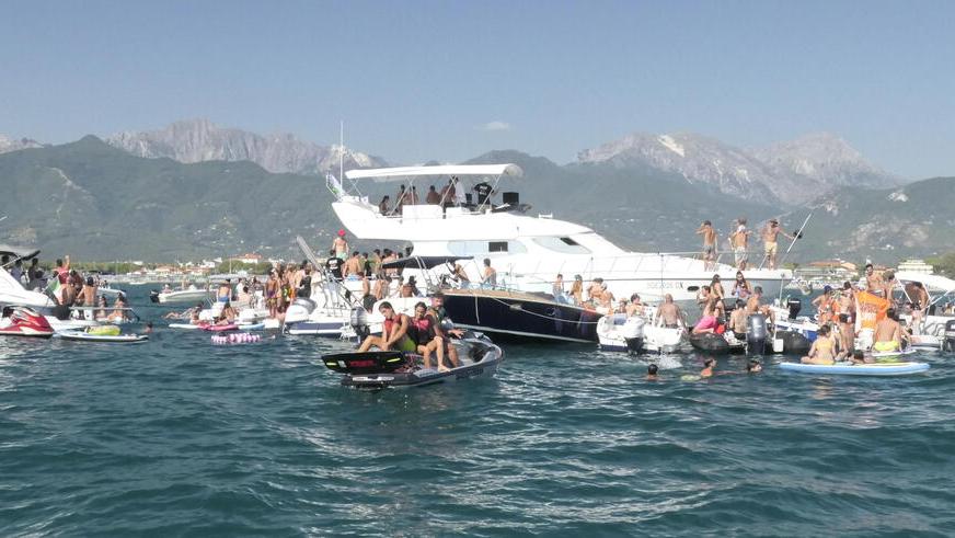 Forte dei Marmi, la festa oltre le boe non disturba e in spiaggia c’è chi apprezza – Il racconto