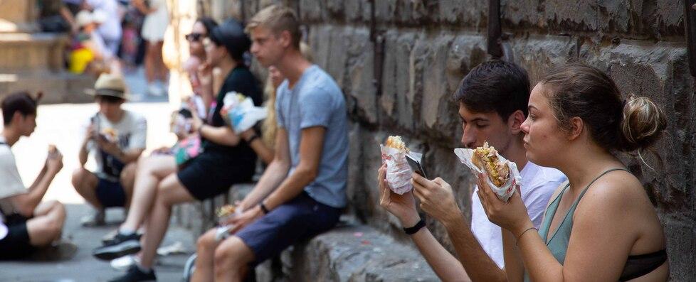 Estate in Toscana, cala il turismo della classe media: «Meno soldi per le vacanze». E al ristorante c'è una nuova abitudine