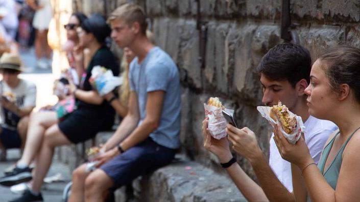 Estate in Toscana, cala il turismo della classe media: «Meno soldi per le vacanze». E al ristorante c'è una nuova abitudine