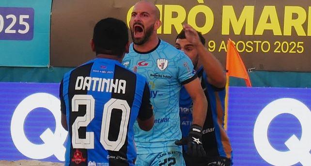 
	I giocatori del Pisa festeggiano (foto dalla pagina Fb Pisa Beach Soccer)

