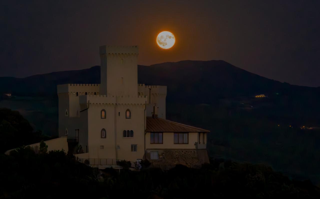 Livorno, la luna bacia il castel Sonnino. Grazie a Marc Saylon