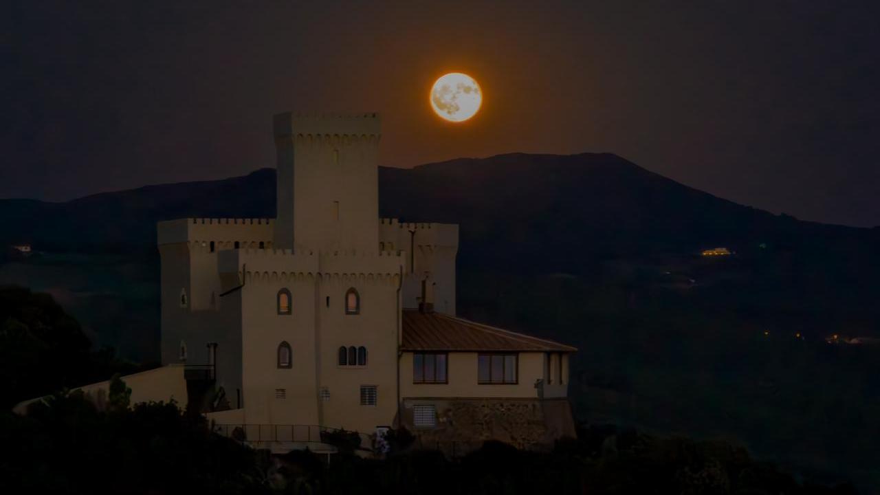Livorno, la luna bacia il castel Sonnino. Grazie a Marc Saylon