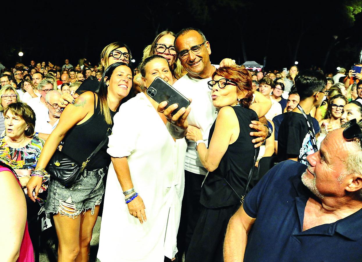
	Carlo Conti al Pasquini di Castiglioncello dove ha assistito al concerto dell'amico Marco Masini (foto Falorni/Stick)

