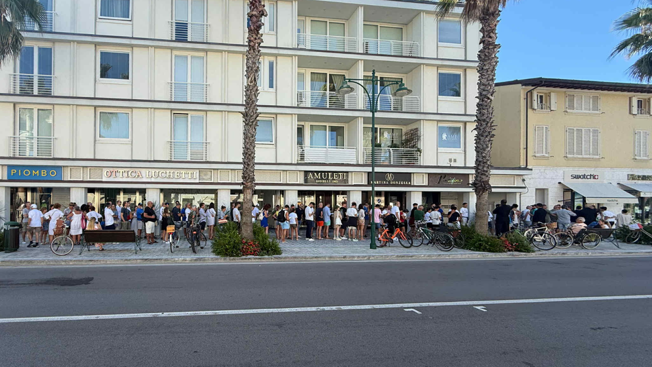 
	Le persone in fila ieri mattina in via Spinetti davanti al negozio Swatch fin dalla notte (foto Barbara Cardini)

