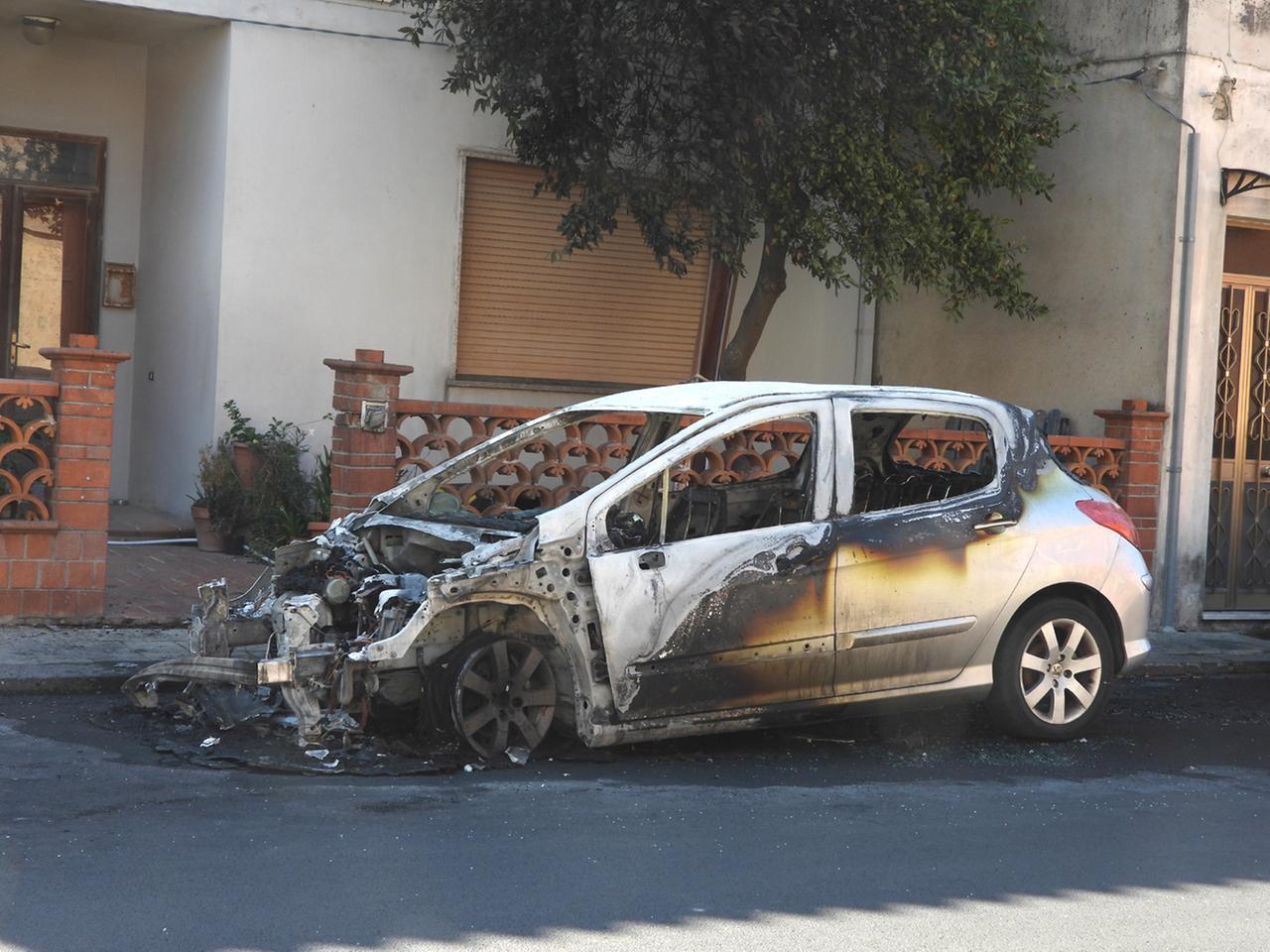 Bruciata l’auto del proprietario di un circolo