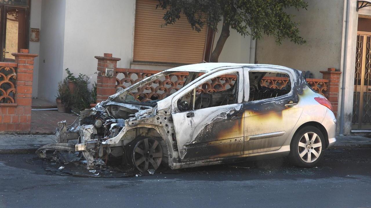 Bruciata l’auto del proprietario di un circolo