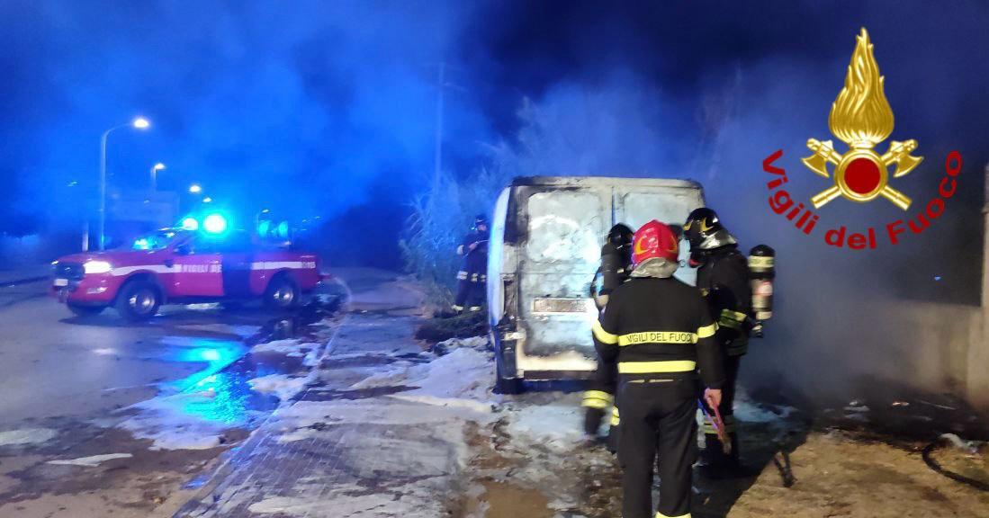 Furgone in fiamme ad Alghero: l’origine potrebbe essere dolosa