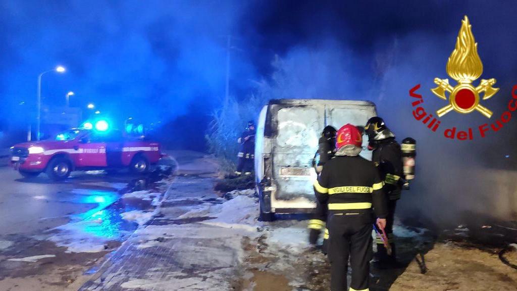 Furgone in fiamme ad Alghero: l’origine potrebbe essere dolosa
