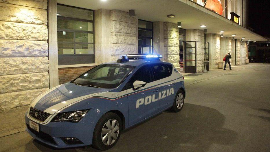 Zona stazione, gli rubano il cellulare mentre è al telefono con la madre: denunciato un 29enne