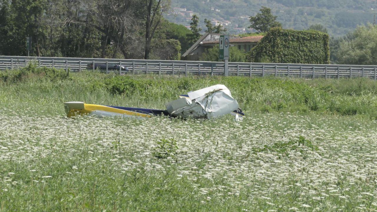 
	L'aereo ultraleggero precipitato vicino all'autostrada A12 a Forte dei Marmi (foto Paglianti)

