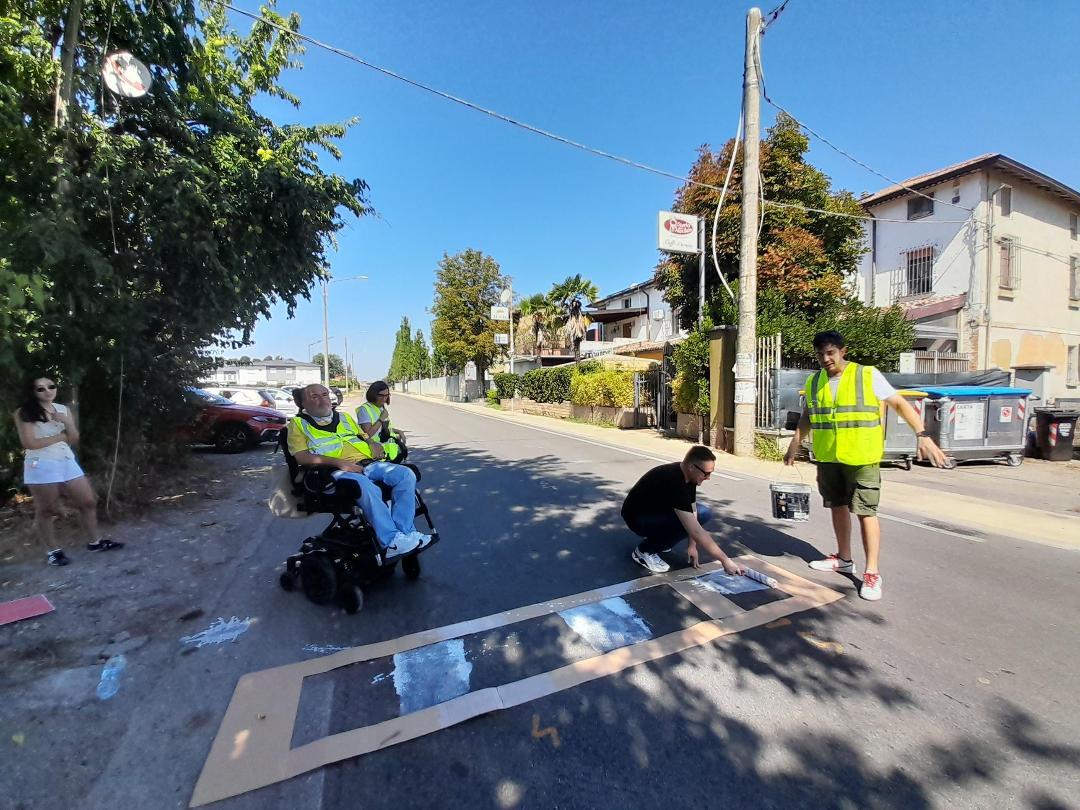 Sabbione, i cittadini per protesta disegnano le strisce pedonali: «La ciclopedonale non è mai stata completata»