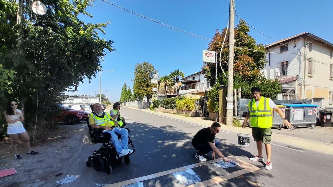 Sabbione, i cittadini per protesta disegnano le strisce pedonali: «La ciclopedonale non è mai stata completata»