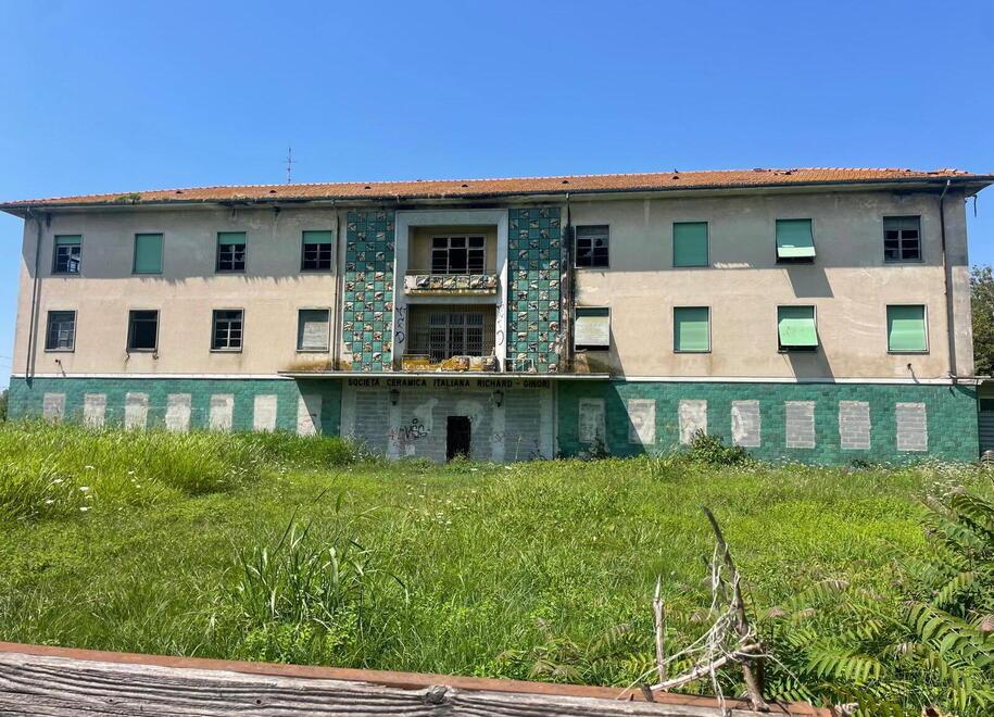 
	La facciata dell&rsquo;ex colonia Laveno sul viale Apua

