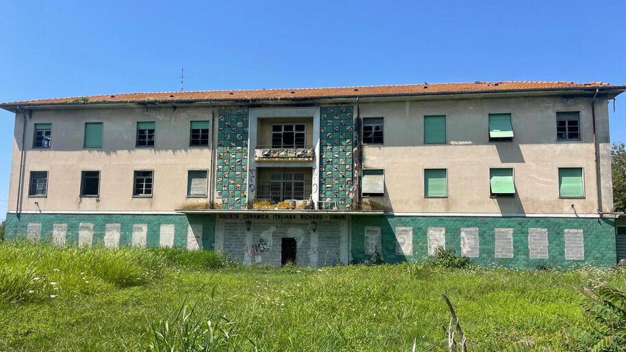 La facciata dell’ex colonia Laveno sul viale Apua