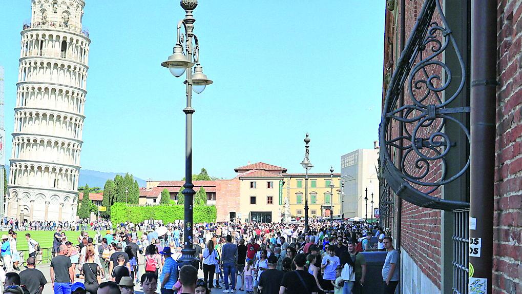 Turisti a Pisa in piazza dei Miracoli (foto Stick)