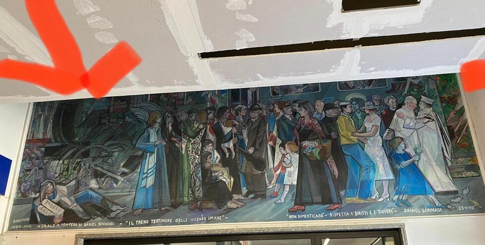 
	Il controsoffitto della discordia che copre parte dell&rsquo;opera di Schinasi dal titolo &ldquo;Il treno testimone delle vicende umane&rdquo;

