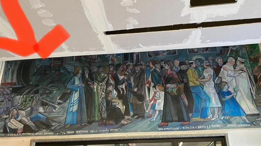 Il controsoffitto della discordia che copre parte dell’opera di Schinasi dal titolo “Il treno testimone delle vicende umane”