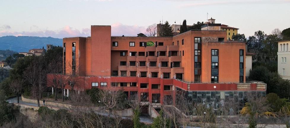 Montecatini, l’hotel-mostro sulla collina verso la demolizione. La storia: perché è diventato un simbolo di degrado