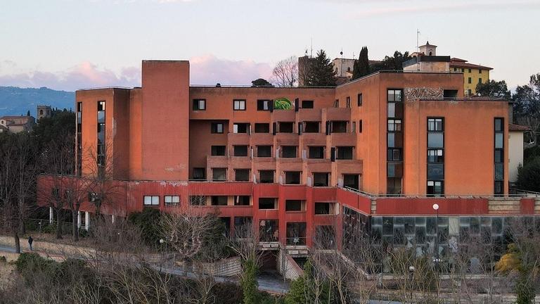 Montecatini, l’hotel-mostro sulla collina verso la demolizione. La storia: perché è diventato un simbolo di degrado