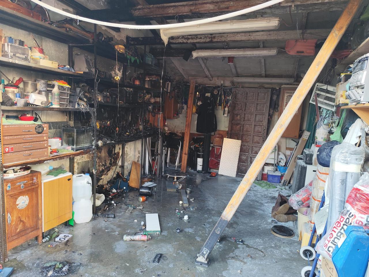 Incendio in un garage a Scortichino, vigili del fuoco in azione