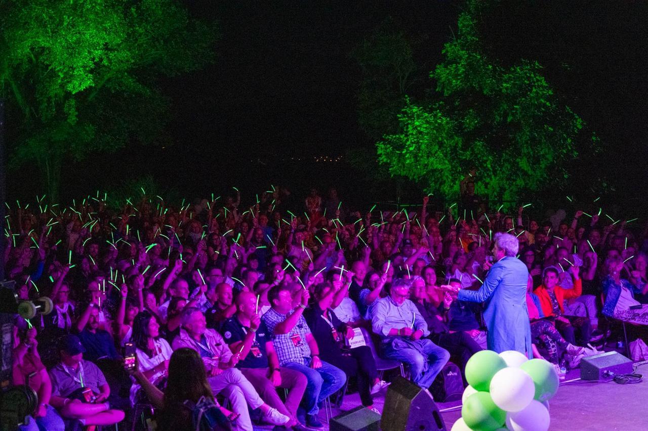 Paolo Ruffini incanta il pubblico alla Pietra di Bismantova: in più di mille per ridere e riflettere