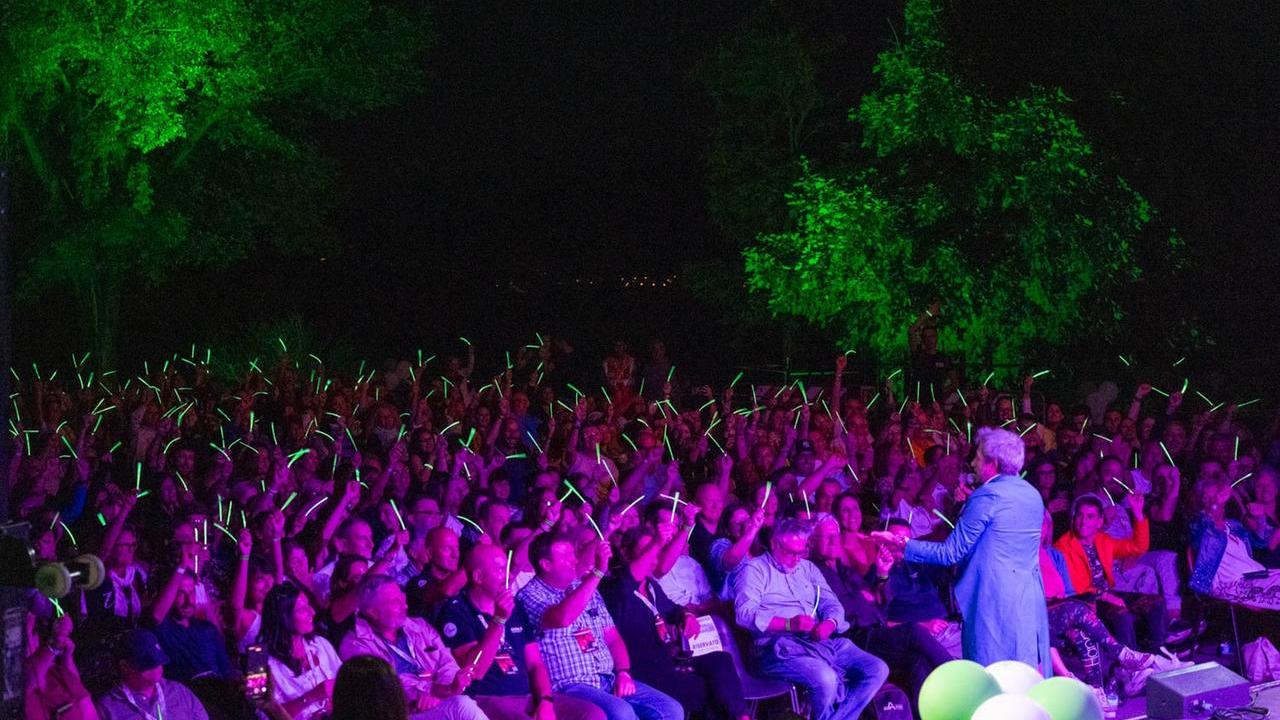 Paolo Ruffini incanta il pubblico alla Pietra di Bismantova: in più di mille per ridere e riflettere