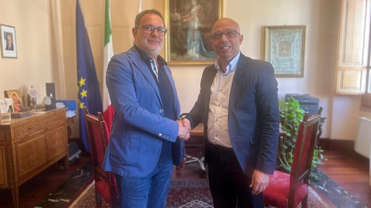 L'assessore Luigi Mureddu e il sindaco di Oristano Massimiliano Sanna: l'incarico è durato appena due mesi