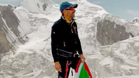 L'alpinista Riccardo Bergamini sull'Himalaya con il tricolore