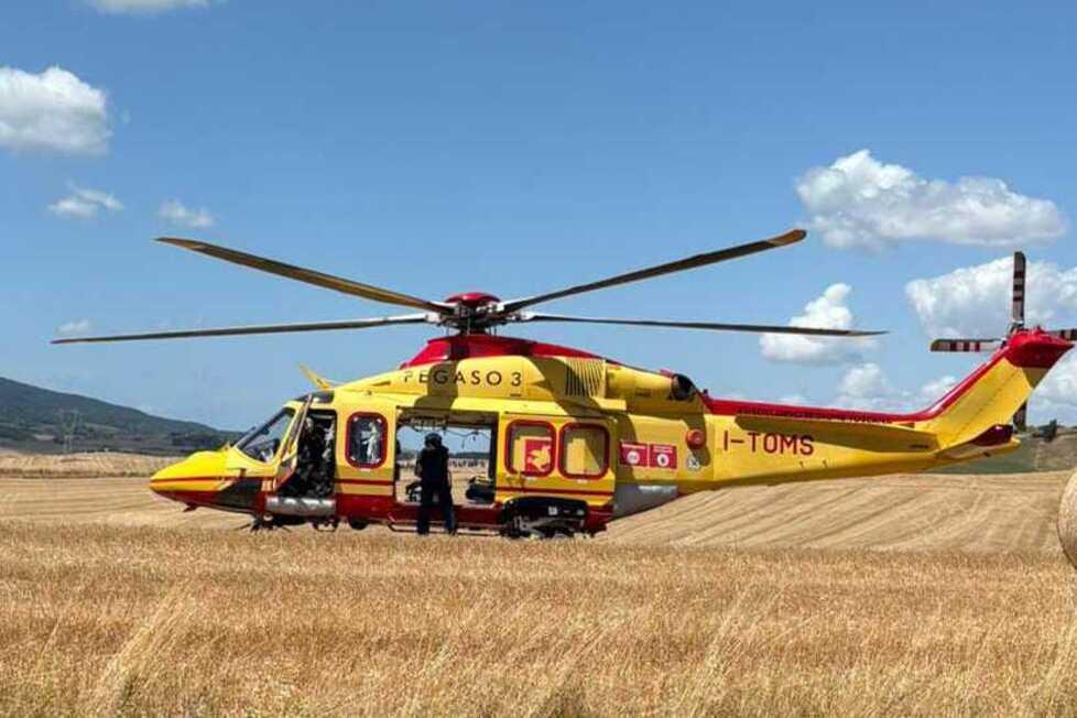 Riparbella, donna a piedi investita da una moto: è grave